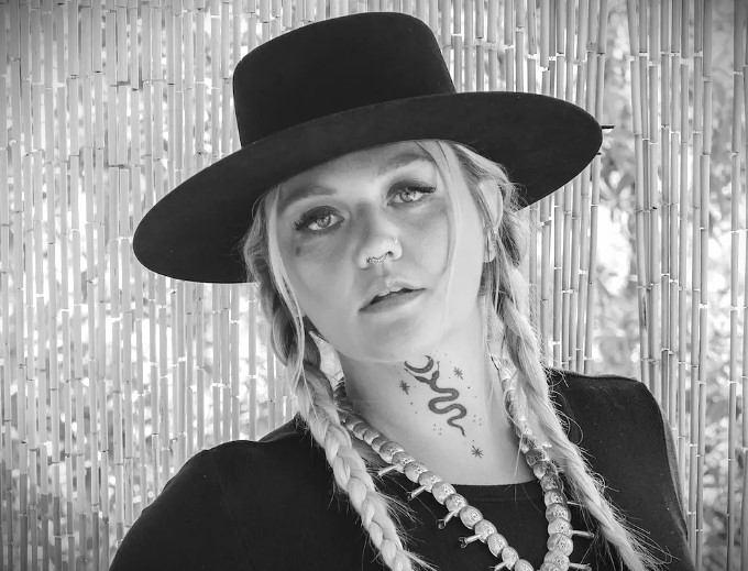 Portrait of Elle King